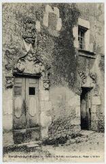 1 vue  - Porte de la salle des gardes du vieux château. (ouvre la visionneuse)