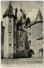 1 vue  - Le château, la façade sur la cour. (ouvre la visionneuse)