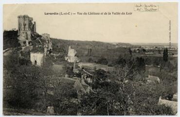 1 vue  - Vue du château et de la vallée du Loir. (ouvre la visionneuse)