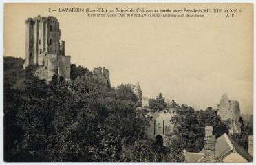 1 vue Ruines du château et entrée avec pont-levis XIIe, XIVe et XVe siècle.
