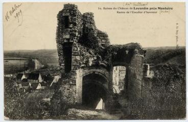 1 vue  - Ruines du château, reste de l\'escalier d\'honneur. (ouvre la visionneuse)