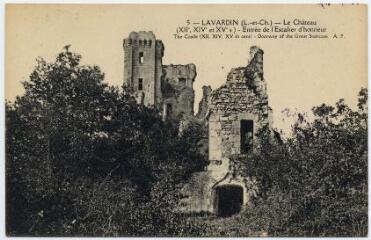 1 vue  - Le château (XIIe, XIVe et XVe siècle), entrée de l\'escalier d\'honneur. (ouvre la visionneuse)