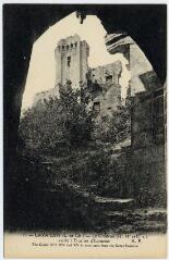 1 vue Le château (12e, 14e et 15e siècle), vu de l'escalier d'honneur.