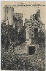 1 vue  - Le château, entrée de l\'escalier d\'honneur et donjon (côté nord-est). (ouvre la visionneuse)