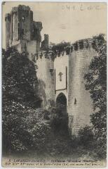 1 vue Le château (monument historique), XIIe, XIVe et XVe siècle, la porte d'entrée (est) avec ancien pont-levis.