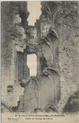 1 vue  - Ruines du château de Lavardin, près Montoire. Restes de l\'escalier du donjon. (ouvre la visionneuse)