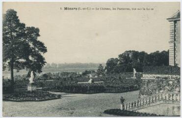 ouvrir dans la visionneuse : Le château, les Parterres, vue sur la Loire.