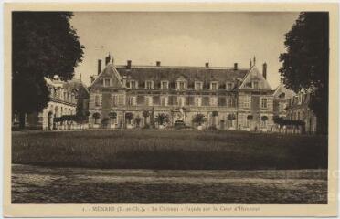 1 vue  - Le château, façade sur la cour d\'honneur. (ouvre la visionneuse)