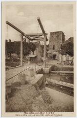 1 vue Porte de ville Jeanne d'Arc (XIIIe siècle) et pont-levis.