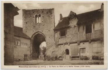 1 vue La porte du nord et la vieille maison (XIIIe siècle).