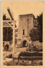 1 vue Porte de ville Jeanne d’Arc (XIIIe siècle).