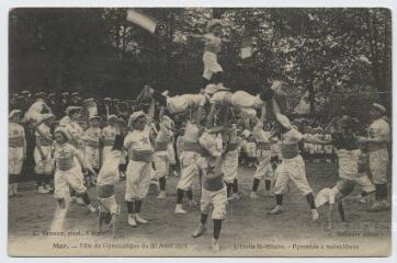 1 vue  - Fête de gymnastique du 30 avril 1911, l\'étoile Saint-Hilaire, pyramide à mains libres. (ouvre la visionneuse)