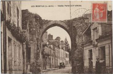 1 vue  - Vieille porte (XIIe siècle). (ouvre la visionneuse)