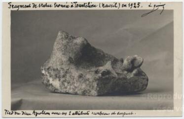 1 vue  - Fragment de statue trouvée à Tourteline en 1925. Pieds du Dieu Apollon avec ses deux attributs : corbeau et serpent. (ouvre la visionneuse)