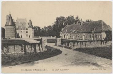 1 vue Château d'Herbault, la cour d'honneur.