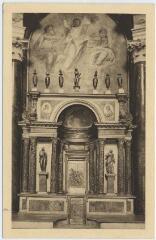 1 vue  - Le tabernacle du Maître-autel en porphyre et bronze doré (XVIIe siècle). (ouvre la visionneuse)