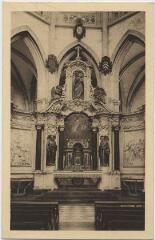 1 vue  - La chapelle, le maître-autel, retable et tabernacle du XVIIe siècle. (ouvre la visionneuse)
