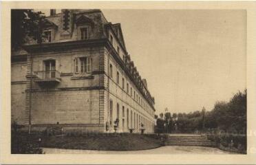 1 vue  - Ecole de Pontlevoy. La grande façade et la terrasse. (ouvre la visionneuse)