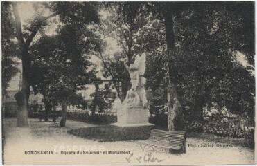 1 vue Square du Souvenir et monument.