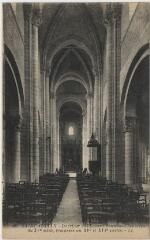 1 vue  - Intérieur de l\'église (monument historique) du XVe et XVIe siècles. (ouvre la visionneuse)