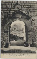1 vue Porte d'entrée (ouest) du château XVe et XVIe siècle.