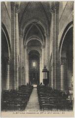 1 vue  - Intérieur de l\'église (monument historique) du XVe siècle, remaniée au XVe et XVIe siècles. (ouvre la visionneuse)