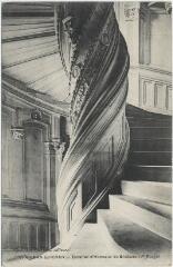 1 vue  - Escalier d\'honneur du château (1er étage). (ouvre la visionneuse)