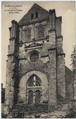 1 vue  - Le portail de l\'église (monument historique). (ouvre la visionneuse)