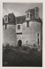 1 vue  - Porte du château féodal XIIIe siècle. (ouvre la visionneuse)