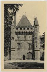 1 vue  - Le château, façade principale, le donjon. (ouvre la visionneuse)