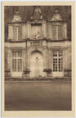 1 vue Le château de Villesavin (XVIe siècle). François 1er et la Diane Chasseresse sculptures.