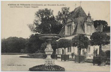 1 vue  - Château de Villesavin (Renaissance), cour d\'honneur, vasque, chapelle. (ouvre la visionneuse)