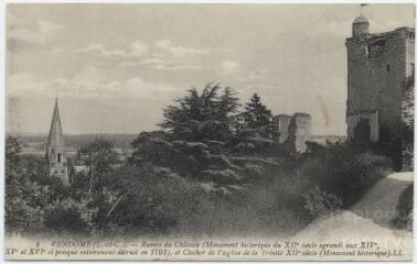 1 vue Ruines du château, et clocher de l'église de la Trinité XIIe siècle.