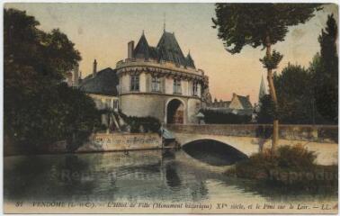 1 vue  - L\'hôtel de ville, XVe siècle, et le pont sur le Loir. (ouvre la visionneuse)