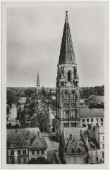 1 vue  - L\'église de la Trinité (ouest), porte d\'entrée XIVe et XVe siècle, clocher du XIIe. (ouvre la visionneuse)