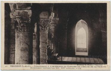 1 vue  - Chapiteau à l\'intérieur du clocher de l\'église de la Trinité. (ouvre la visionneuse)