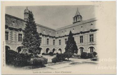 1 vue Lycée.- Cour d'honneur.