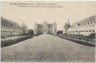 1 vue  - Château de la Gaudinière, le château et les deux ailes, vue prise de la grille d\'entrée (ouvre la visionneuse)