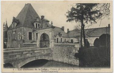 1 vue  - Château de Trécy (style Henri II), entrée du château. (ouvre la visionneuse)