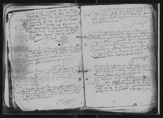 98 vues  - Registre paroissial. Baptêmes (juin 1570-septembre 1584) (ouvre la visionneuse)
